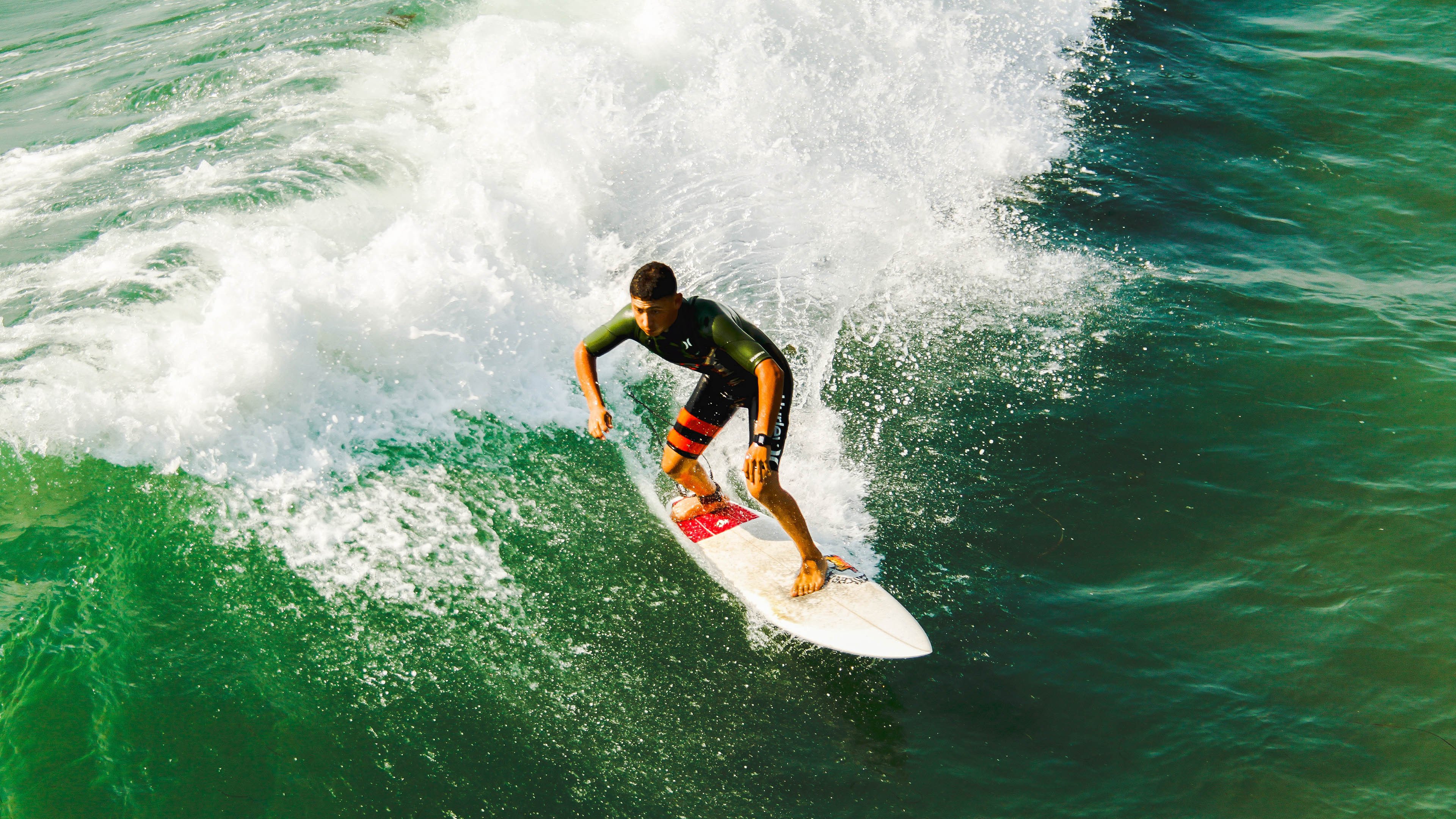 米兰体育-2020年NBA复赛：库里复出表现抢眼，带领勇士冲进季后赛圈层，展现恢弘力量