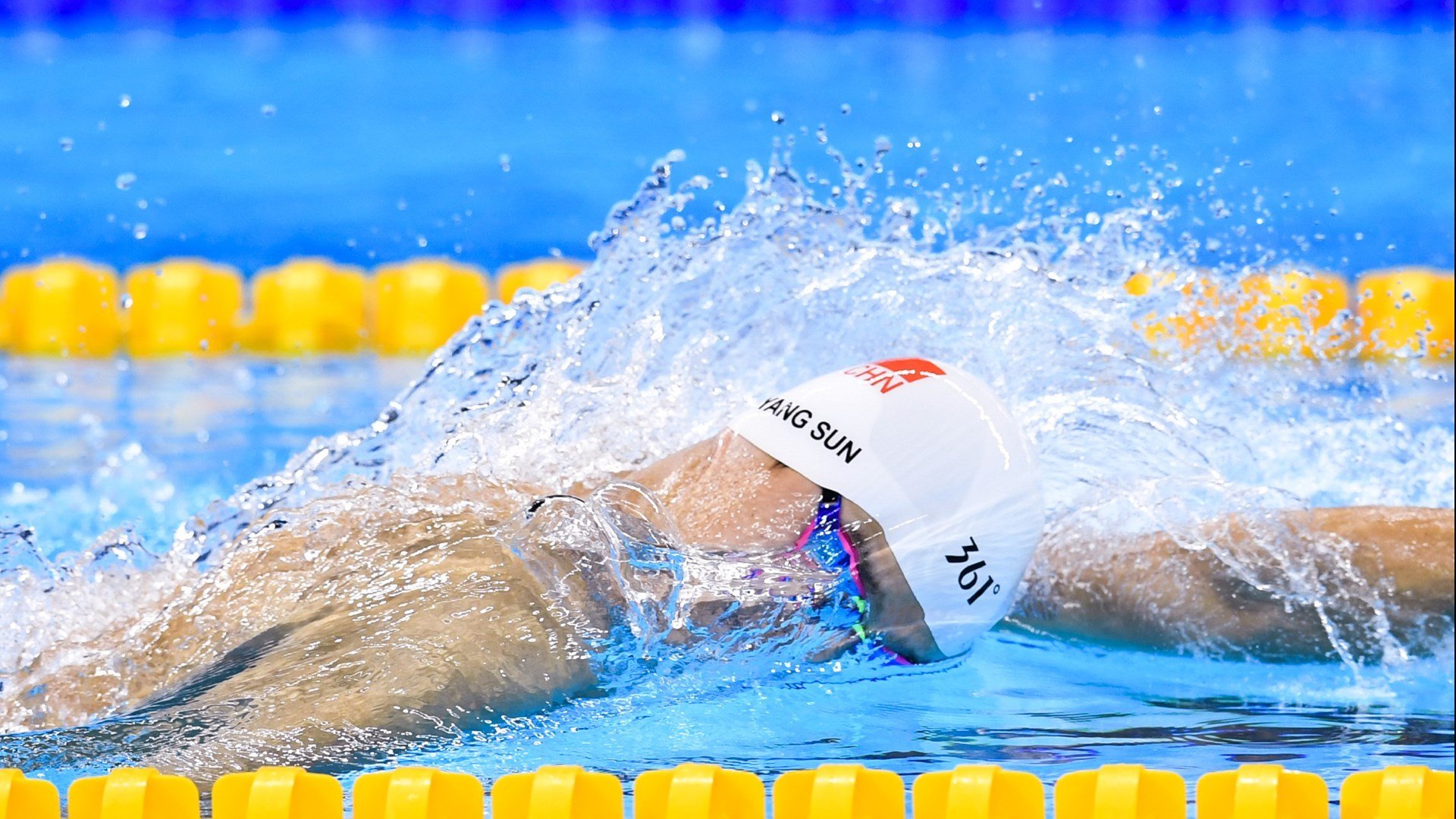 “团队精神：幕后英雄的坚韧守护”，这才是团队精神