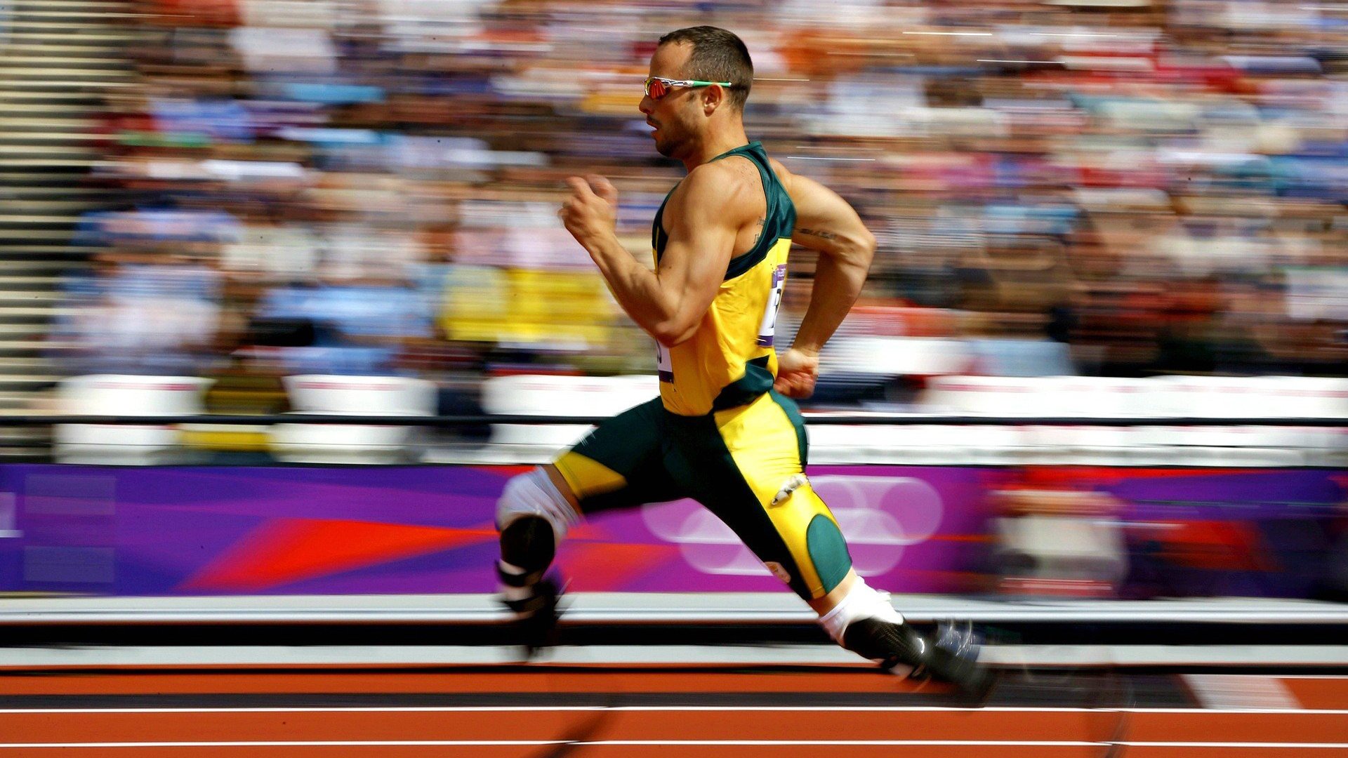 米兰体育app下载-比赛现场：运动员与观众的互动盛宴，运动员比赛场景