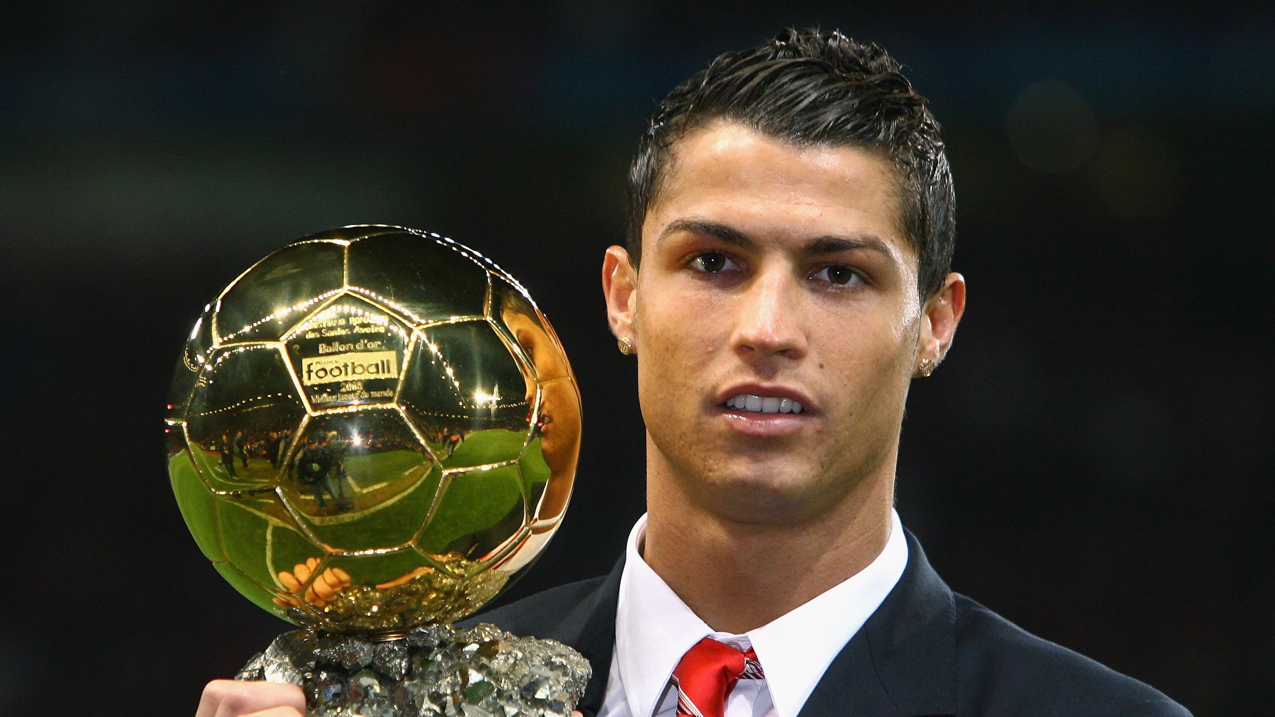 ac米兰官网-魔术师般的技艺：欧洲足球顶尖个人表演赏析，欧洲足坛上的魔咒